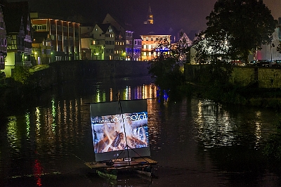 Das Fotoclub-Flo vor der Stadtkulisse